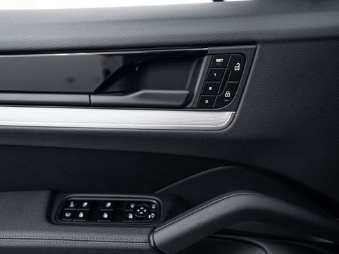 Certified 2025 Porsche Cayenne S AWD/4WD image 17