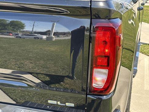 Used 2024 GMC Sierra 1500 SLE w/ Preferred Package image 11