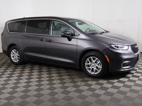 Used 2023 Chrysler Pacifica Touring-L FWD image 15