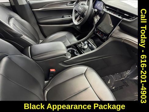 Used 2023 Jeep Grand Cherokee Limited w/ Black Appearance Package image 4