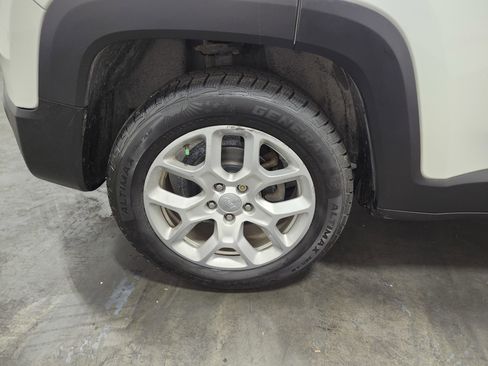 Used 2018 Jeep Renegade Latitude image 30