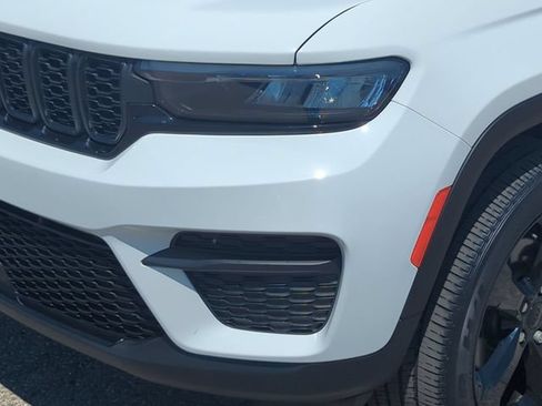 Used 2023 Jeep Grand Cherokee Altitude AWD/4WD image 9