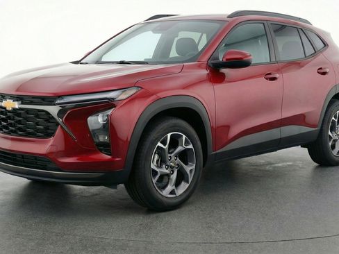 Used 2025 Chevrolet Trax LT w/ LT Convenience Package image 3