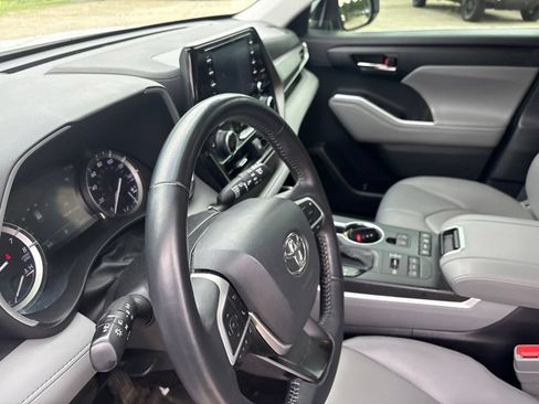 Used 2022 Toyota Highlander XLE AWD/4WD image 12
