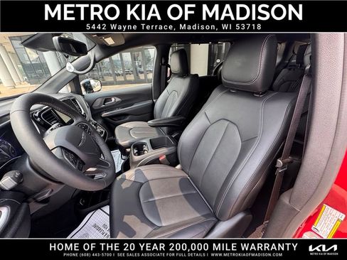 Used 2025 Chrysler Pacifica Select AWD/4WD image 13
