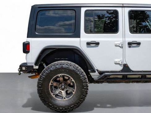 Used 2018 Jeep Wrangler Unlimited Sahara image 6