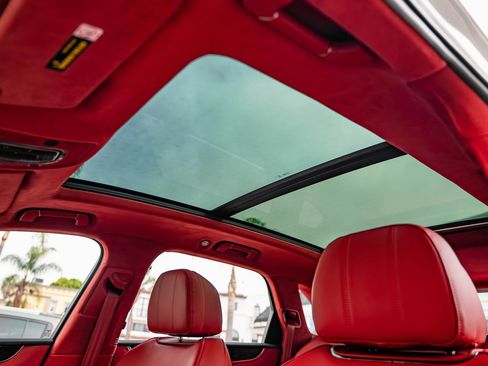 Used 2025 Bentley Bentayga image 31