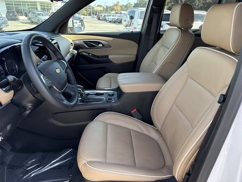 Used 2023 Chevrolet Traverse Premier image 9