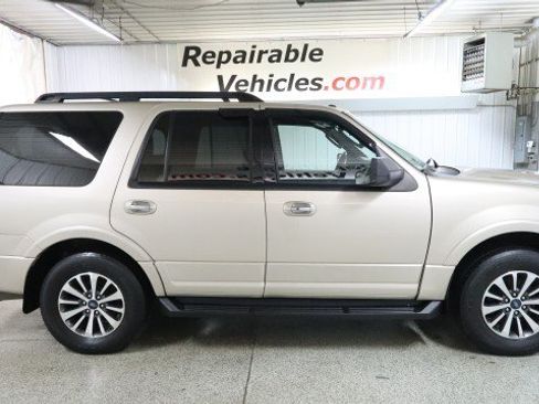 Used 2017 Ford Expedition XLT w/ Equipment Group 201A AWD/4WD image 4