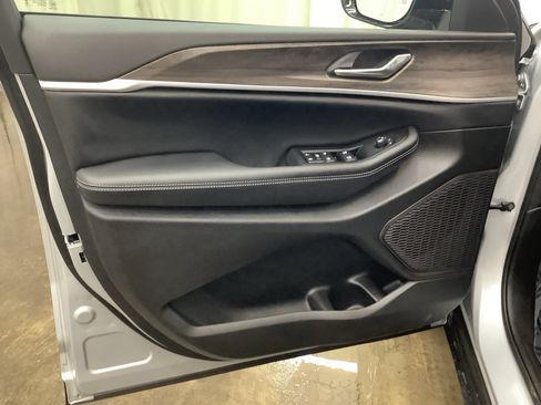 New 2026 Jeep Grand Cherokee Altitude AWD/4WD image 11
