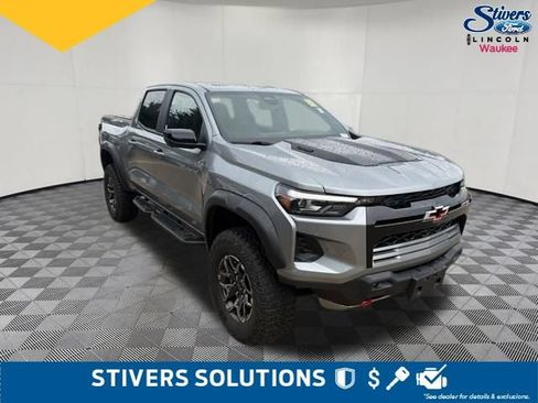 Used 2025 Chevrolet Colorado ZR2 w/ Technology Package AWD/4WD image 3