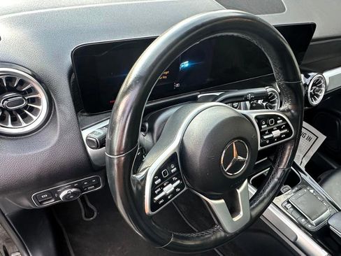 Used 2023 Mercedes-Benz GLB 250 4MATIC w/ Premium Package image 10
