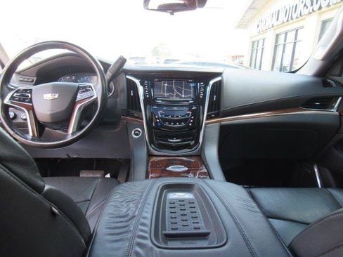 Used 2017 Cadillac Escalade Premium Luxury w/ LPO, Radiant Package AWD/4WD image 19