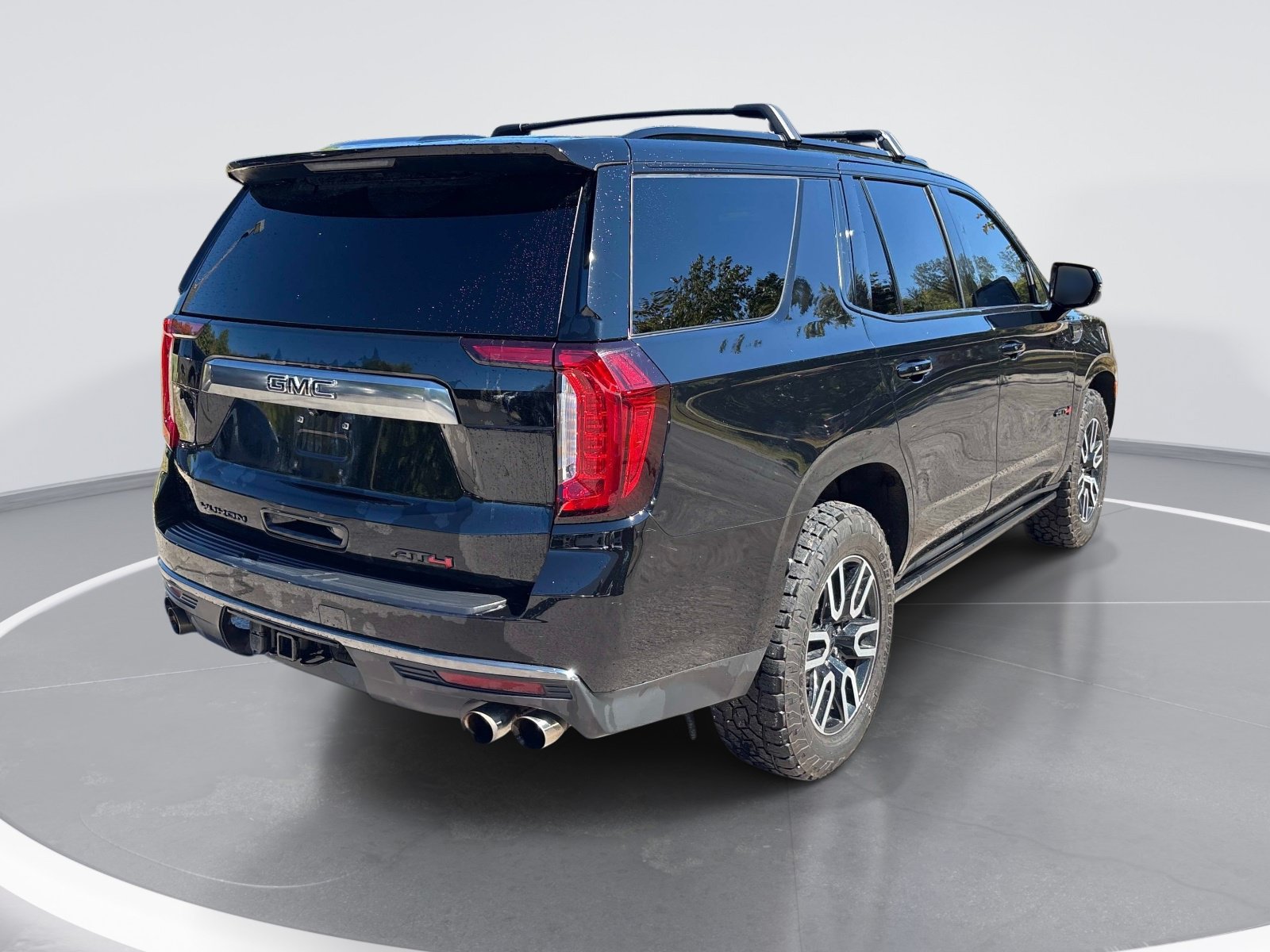 Used 2023 GMC Yukon AT4 w/ Technology Package AWD/4WD image 8