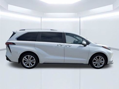 Used 2024 Toyota Sienna Platinum FWD image 3