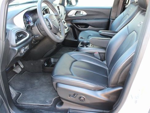 Used 2024 Chrysler Pacifica Limited image 16