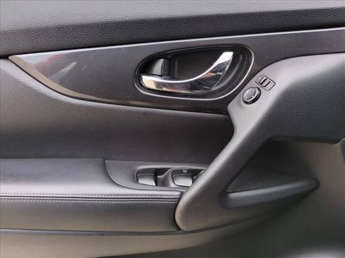 Used 2019 Nissan Rogue SV AWD/4WD image 11