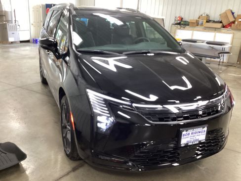 New 2027 Chrysler Pacifica Limited AWD/4WD image 8