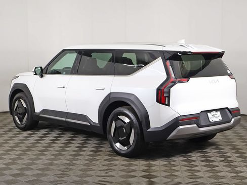 Used 2024 Kia EV9 Light RWD image 10
