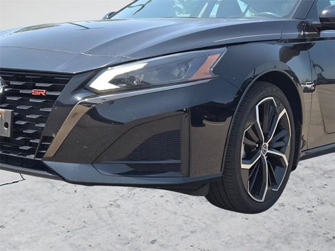 Used 2023 Nissan Altima 2.5 SR FWD image 3