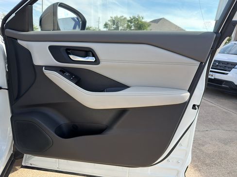 Used 2025 Nissan Rogue SL w/ Tech Package FWD image 34
