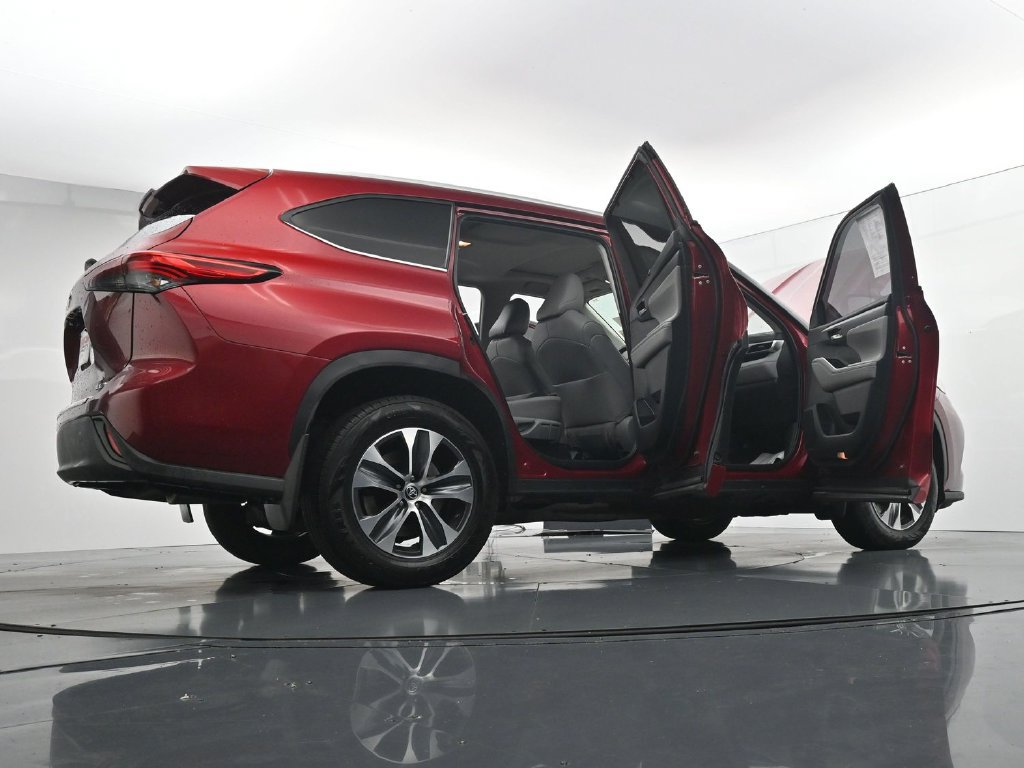 Used 2023 Toyota Highlander XLE AWD/4WD image 43