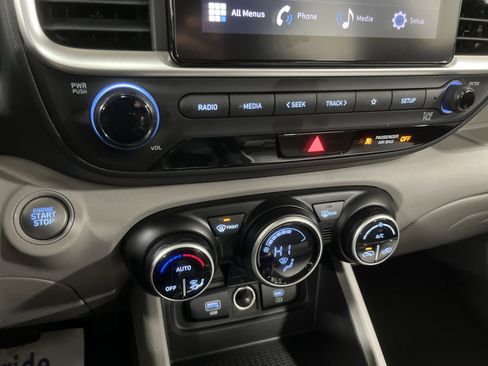 Used 2024 Hyundai Venue SEL image 24