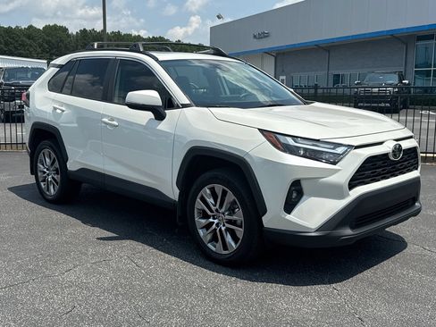 Used 2022 Toyota RAV4 XLE Premium FWD image 4