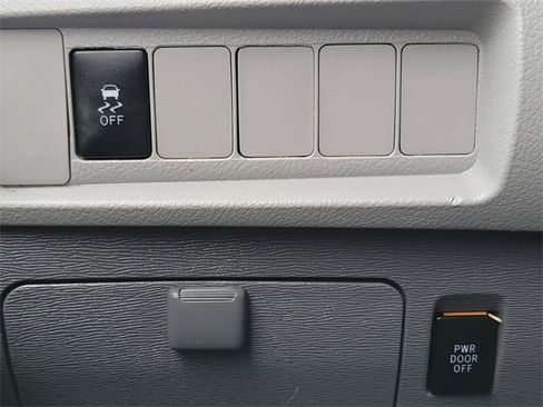 Used 2020 Toyota Sienna LE w/ Carpet Mat Package image 18