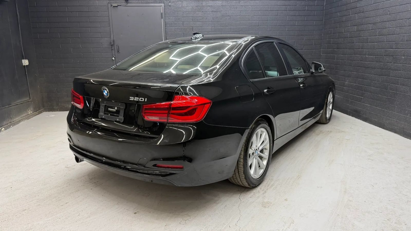 Used 2018 BMW 320i Sedan RWD image 3