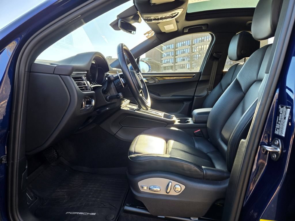 Certified 2024 Porsche Macan AWD/4WD image 19