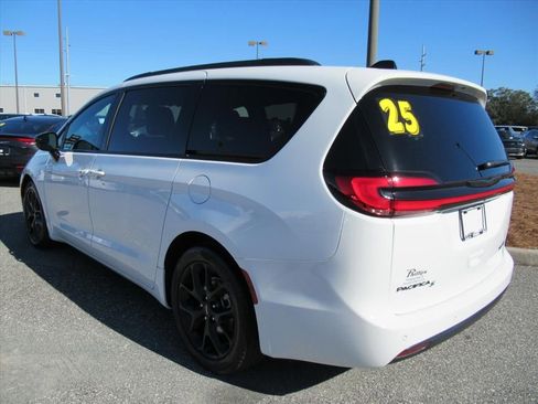 Used 2025 Chrysler Pacifica Limited FWD image 4