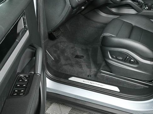 Certified 2025 Porsche Cayenne image 8