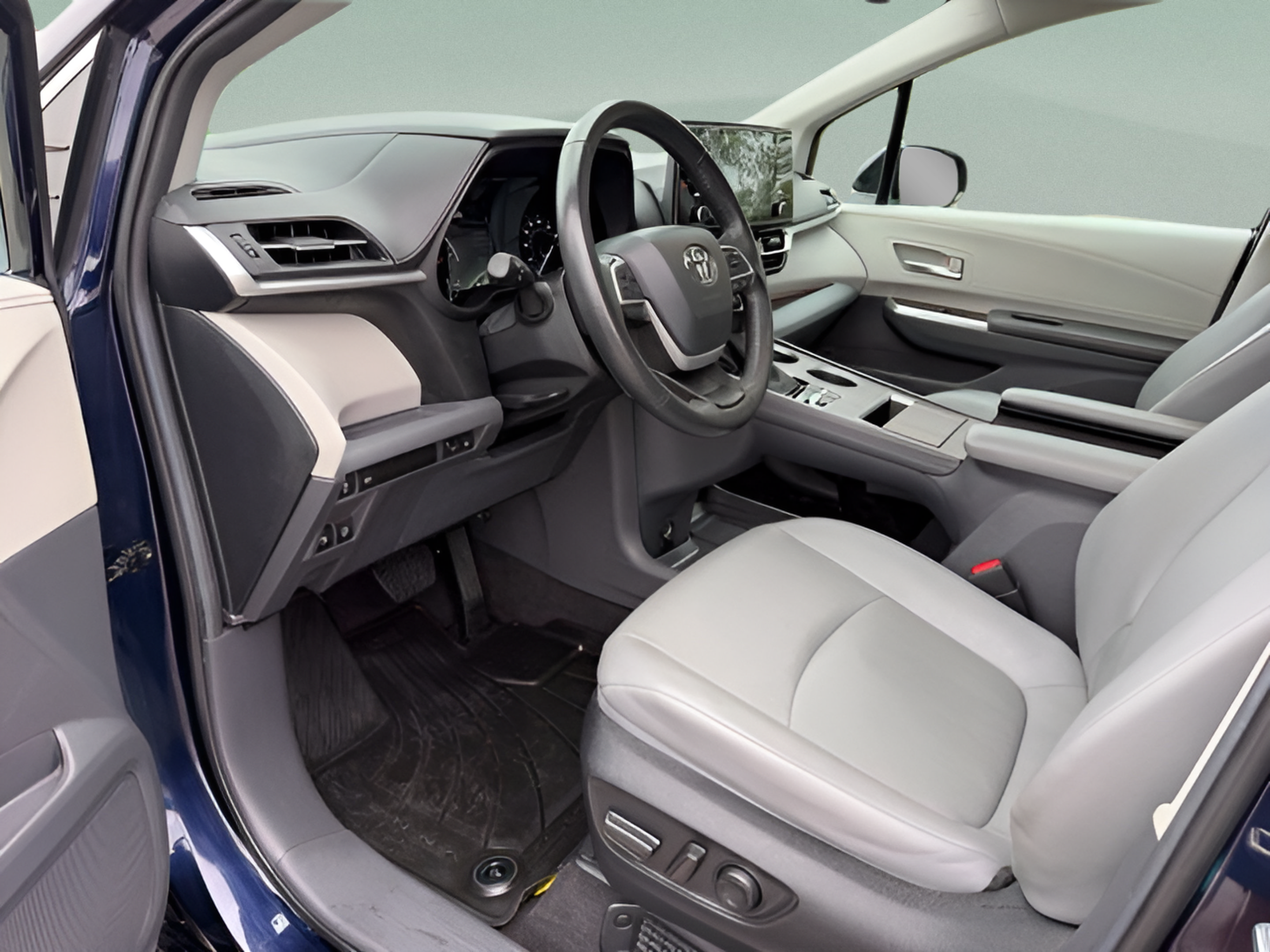 Used 2023 Toyota Sienna XLE AWD/4WD image 9