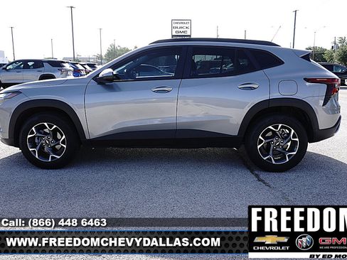 Certified 2025 Chevrolet Trax LT w/ Driver Confidence Package FWD image 4