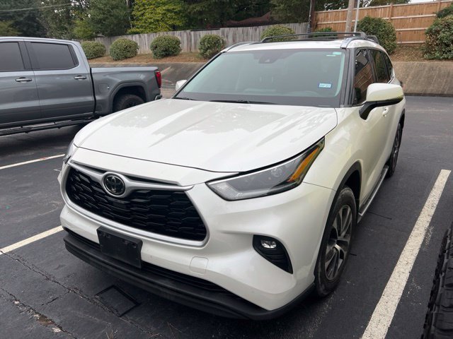 Used 2021 Toyota Highlander XLE AWD/4WD image 2