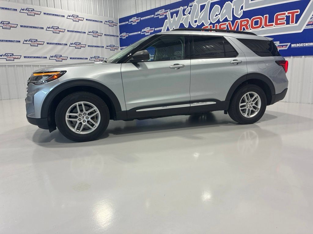 Used 2025 Ford Explorer Active AWD/4WD image 3
