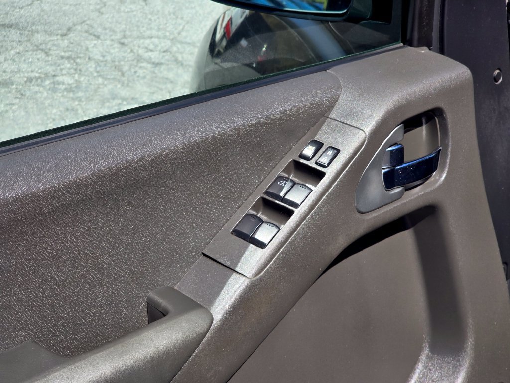 Used 2011 Nissan Frontier PRO-4X AWD/4WD image 42
