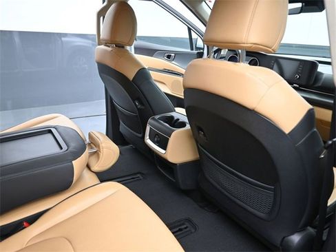 Used 2023 Kia Carnival LX image 27
