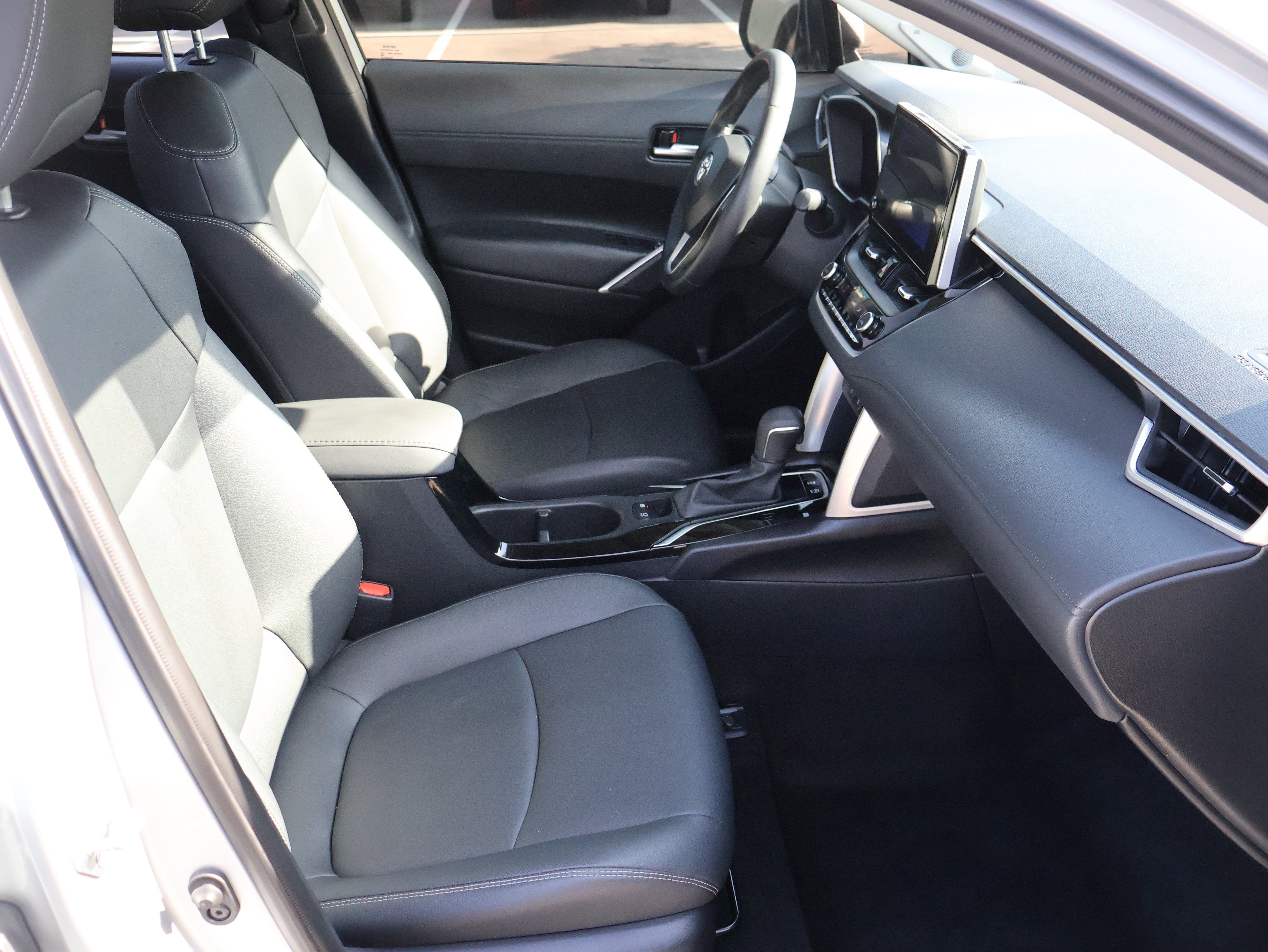 Used 2023 Toyota Corolla Cross XLE w/ Convenience Package FWD image 8