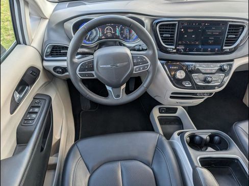 Used 2024 Chrysler Pacifica Touring-L FWD image 10