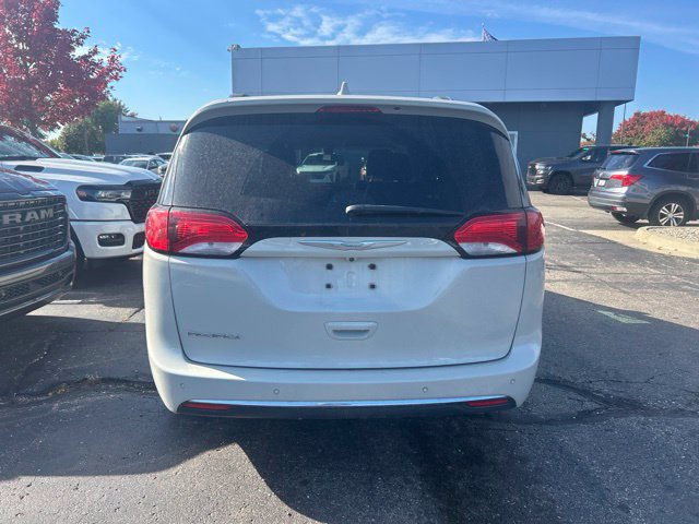 Used 2017 Chrysler Pacifica Touring-L Plus FWD image 3