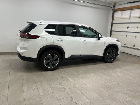 Used 2024 Nissan Rogue SV image 7