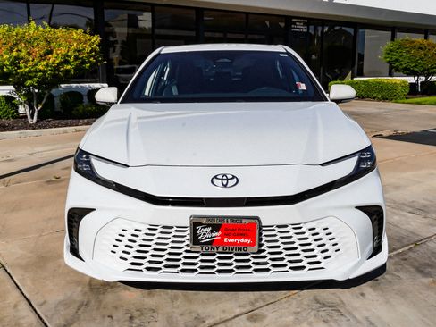 Used 2025 Toyota Camry XSE FWD image 3
