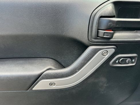 Used 2018 Jeep Wrangler Unlimited Sahara AWD/4WD image 11