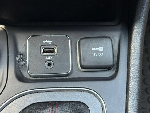 Used 2019 Jeep Cherokee Trailhawk AWD/4WD image 15