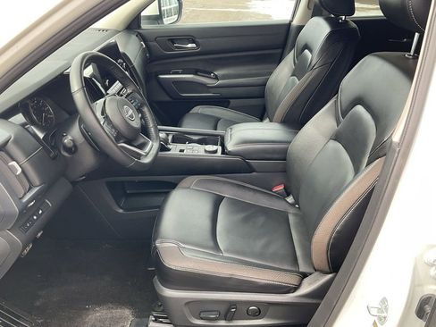 Used 2023 Nissan Pathfinder SL AWD/4WD image 10