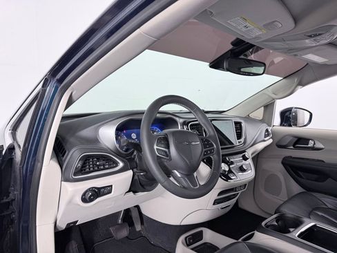 Used 2022 Chrysler Pacifica Touring-L w/ Uconnect Theater Family Group image 25