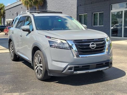 Used 2024 Nissan Pathfinder Platinum FWD image 3