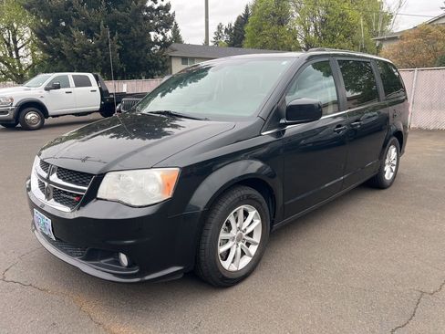 Used 2019 Dodge Grand Caravan SXT image 2